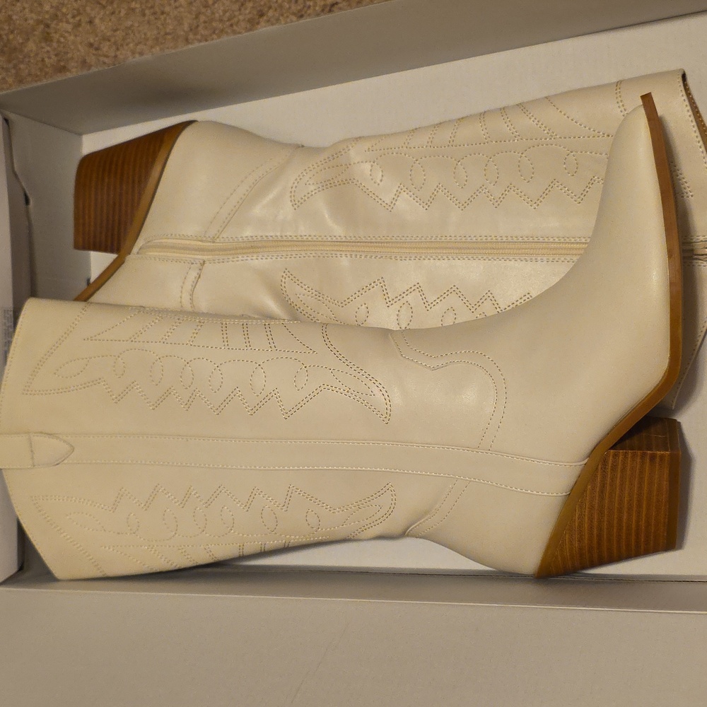 Howdy Winter White Cowboy boots